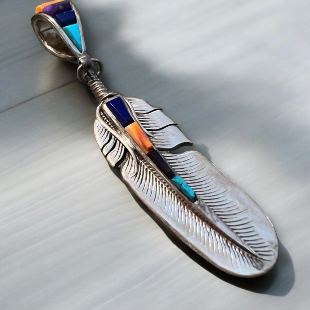 Vintage Christin Wolf feather stone inlay sterling silver pendant. 30+ years old - Picture 4 of 16